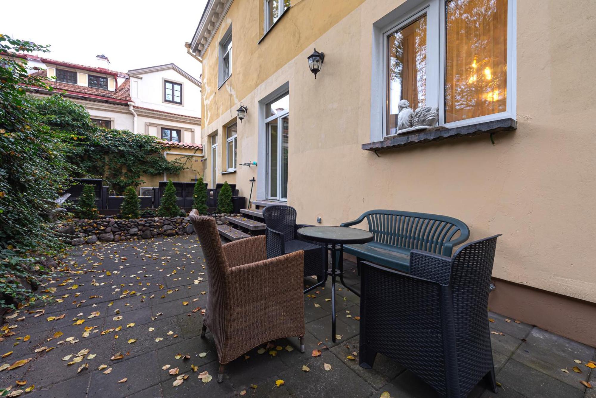 Luxury In Old Town With Private Garden Apartment