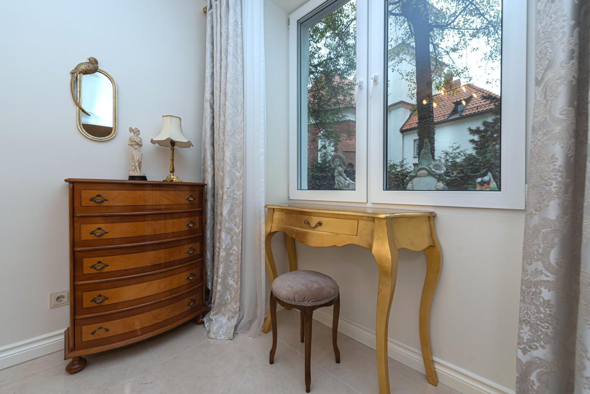 Luxury In Old Town With Private Garden Apartment Wilna