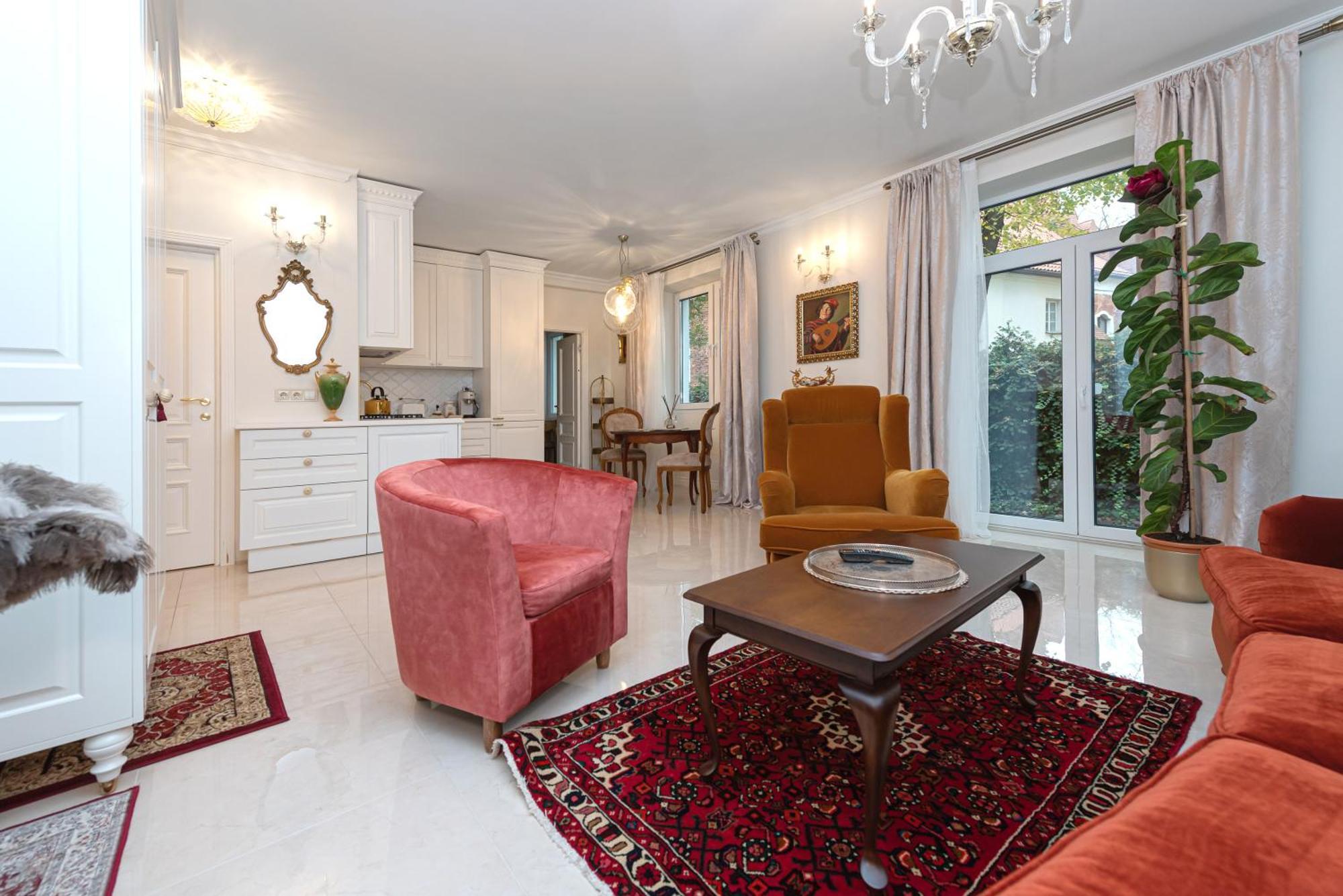 Luxury In Old Town With Private Garden